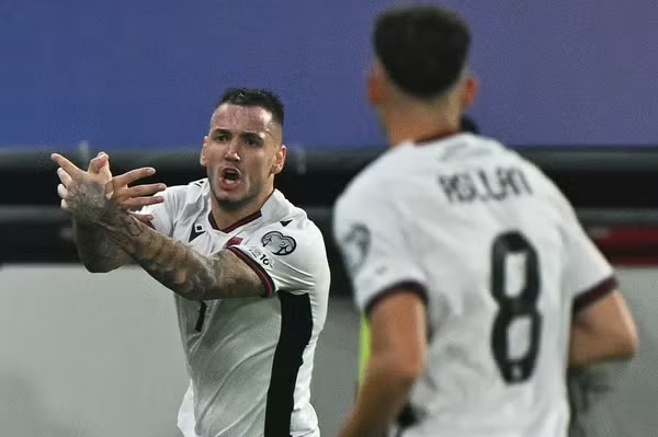 Albania mengalahkan rivalnya Serbia untuk mengambil langkah besar menuju Piala Dunia pertama mereka